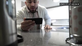 Az óriás csöcsű bejárónő megdugva