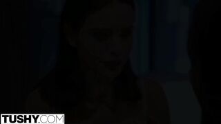 Lana Rhoades seggét egy barna krapek reszeli