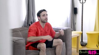 A bombázó tini csaj tv nézés helyzett szopna