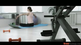 Jogázó tini kisasszonyt baszik análba az edő