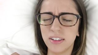 Amatőr szemüveges tini csaj casting forgatás pornója