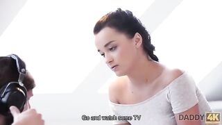 Tini nőci és az idős manus