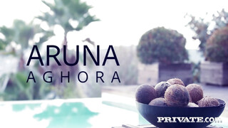 Aruna Aghora kicsike picsája finoman meghágva