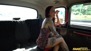 Fake Taxi - Esluna a tetovált tini hölgyemény
