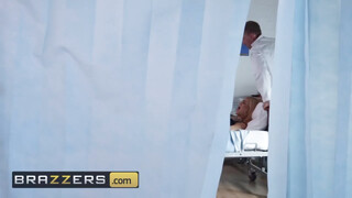 Brazzers - Bonnie Rotten análjában az óriás kukac