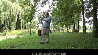 Oldje - Vén pasi keféli a tini bigét