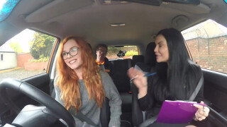 Fake Driving School - pici vörös spiné eltereli az oktató figyelmét
