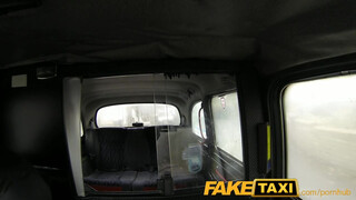 FakeTaxi - kitetovált lány megkefélve a hátsó ülésen