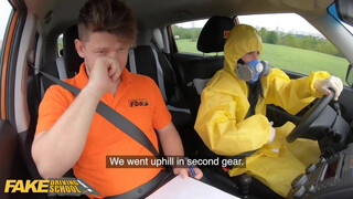 Fake Driving School - vegyvédelmi ruhában ül be a kiscsaj a kocsiba