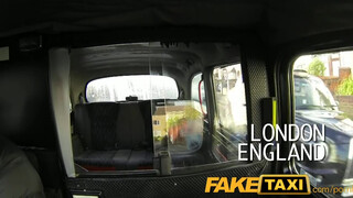 FakeTaxi világos szőke muffot nem nagyon zavarja az idősebb káró