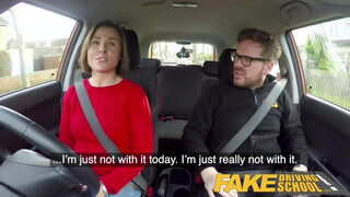 Fake Driving School hétköznapi nőci csattogó csöcsökkel