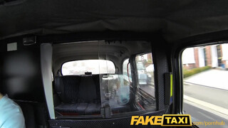 FakeTaxi izgató hölgyemény engedi popsiba is