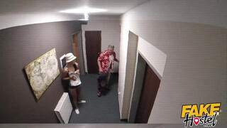 Fake Hostel - cuki orrkarikás lányt kicsinálja a hotel tulaja