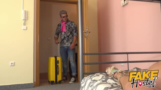 Fake Hostel szűk pinájú olasz spiné és kettő dákó