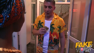 Fake Hostel afrikai bige és egy latin amerikai bula közösen