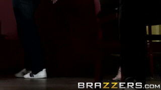 Brazzers - Keiran Lee egyszerre basz meg dupla lányt