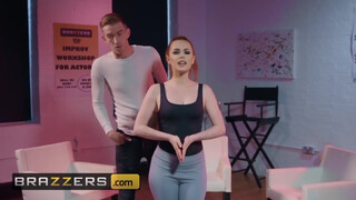 Brazzers - Ella Hughes muffjában a méretes fütykös
