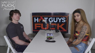 Kolumbiai tini hölgyemény és a sportos manus - Hot Guys Fuck
