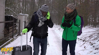 Hatalmas keblű tini kisasszony és a turista srácok - Fake Hostel