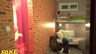 Fake Hostel - Billie Star a szobatársán lovagol