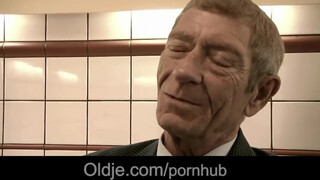 Magyar pornószínész kiscsaj közösül vén manussal - Oldje