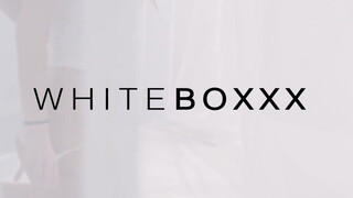 WHITEBOXXX - Világos Szőke tini picsa extra masszázst kap