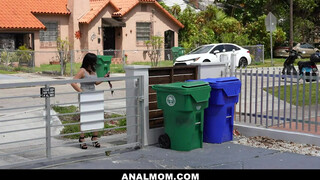 Nadia White fiatal manussal közösül - Anal mom
