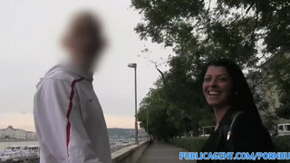 PublicAgent - Vivien Bell a gyönyörű kokeró picsa
