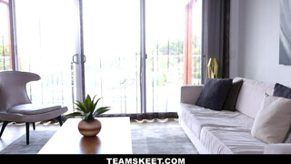 TeamSkeet - Gwen Vicious hatalmas feneke megrakva