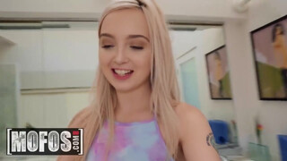 MOFOS - Lexi Lore durván análba kefélve