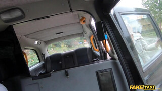 Fake Taxi - Cuki kisasszony kefélni akar a taxiban