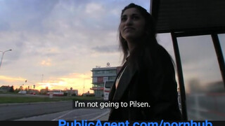 PublicAgent - izgató ázsiai csaj felszedve a buszmegállóban
