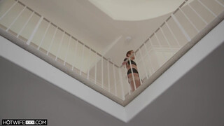 HOTWIFEXXX - Rövid hajú háziasszony megrakva