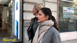 Fiatal bige nyalja a szőrös vén ribancot