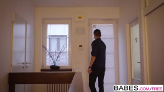 Babes - Paula Shy a méretes cickós kiscsaj