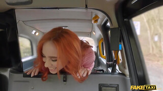 Fake Taxi - Porno fiatal vörös hajú spiné