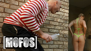 MOFOS - Harley King a gyönyörű világos szőke tini bige