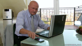 Gyuribácsi imádja a fiatal puncit