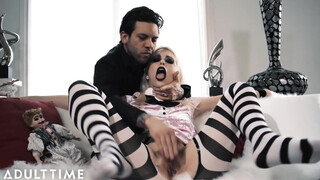 Small Hands alaposan fegyelmezi a goth szexi Chloe Cherryt kemény anális szexszel