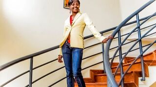 Barna amatőr casting forgatás irodai fotózásra alaposan megbassza a méretes faszú producer