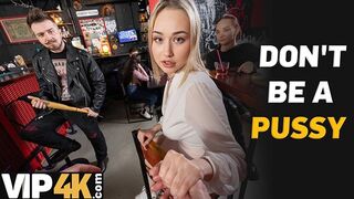Bátor világos szőke pornós bassza idegen faszit a bárban