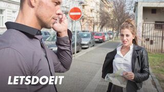 Lenyűgöző turista Silvia Dellai mélyen bekúrva egy helyi csávó által