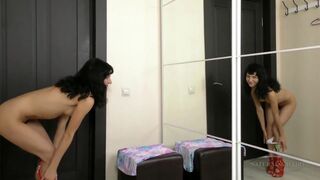 Tini lány szőrös puncival masturbál a tükör előtt
