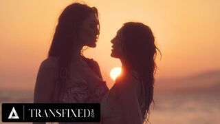 Alkonyat után durva baszás: Tori Easton alaposan megdugja Charlotte Sins bikini babát