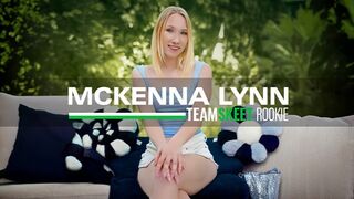 Mckenna Lynn legelső pornója: világos szőke hölgyemény vad faszas kalandja