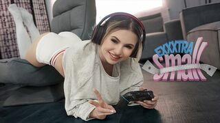 Pici tini lány Aria Banks elkapja magas mostohabátyját Chris Epicet, aki a szobájában kézimunkázza a pöcse