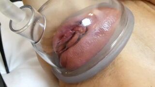 Dögös milf pumpálja a punciját és durván megbassza lovagló pózban többszörös spricceléssel