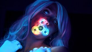 Neon fénylő tini bige csábít faszodat tökéletes testével