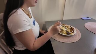 Dögös 20 éves kisasszony megbassza magát az legelső randin