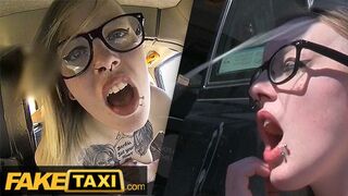 Tetovált Brit Alt-Modell Szemüvegben Alaposan Meghágva a Fake Taxi Autójában